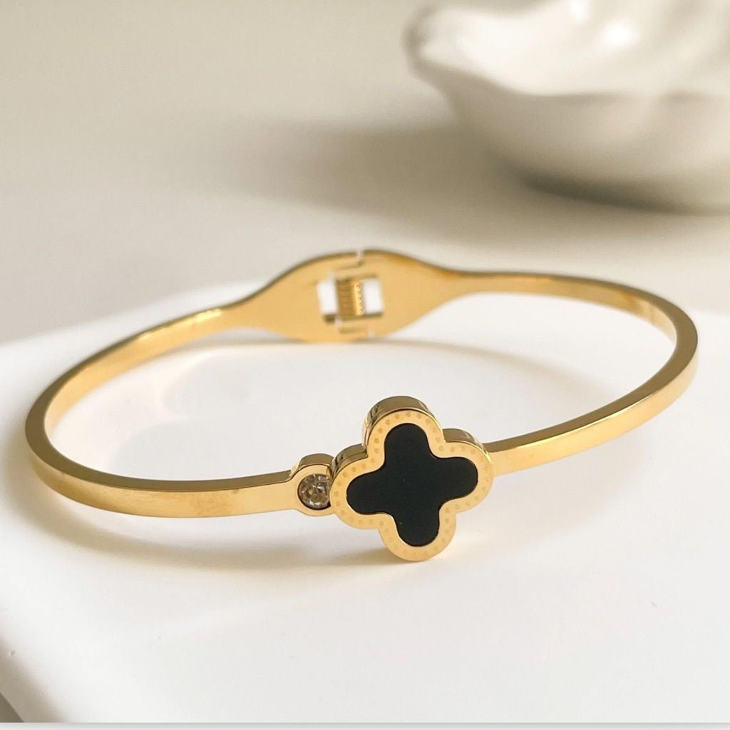 Clover Cuff (Black)