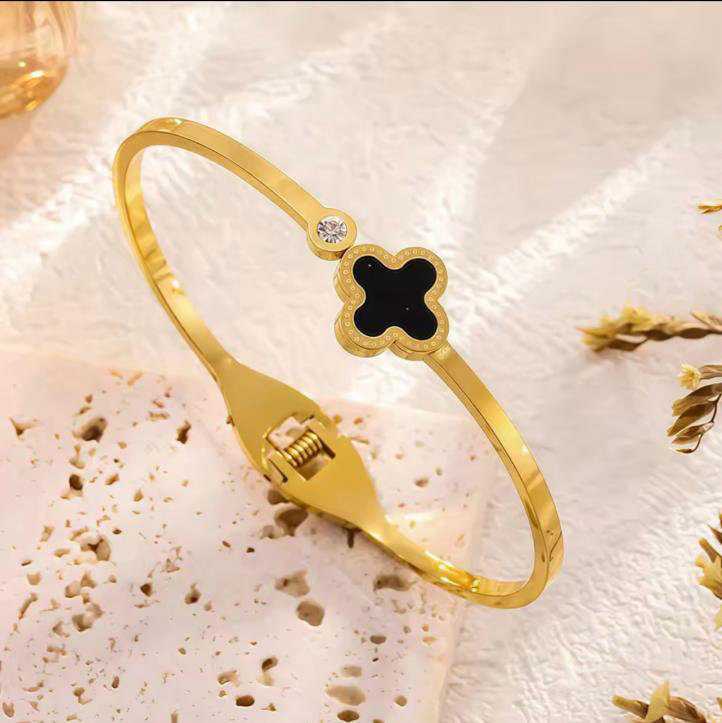 Clover Cuff (Black)